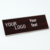 Name tag – engraved plastic Cherry / White – square corners – magnetic