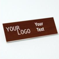 Name tag – engraved plastic Cinnamon Stick / White – square corners – magnetic