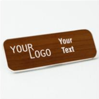 Name tag – engraved plastic Toffee / White – round corners – magnetic