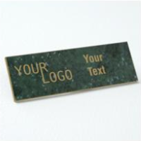 Name tag – engraved plastic Verde / Gold – square corners – magnetic